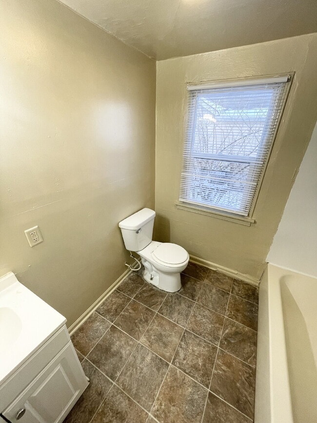 Building Photo - Westside 2BR House