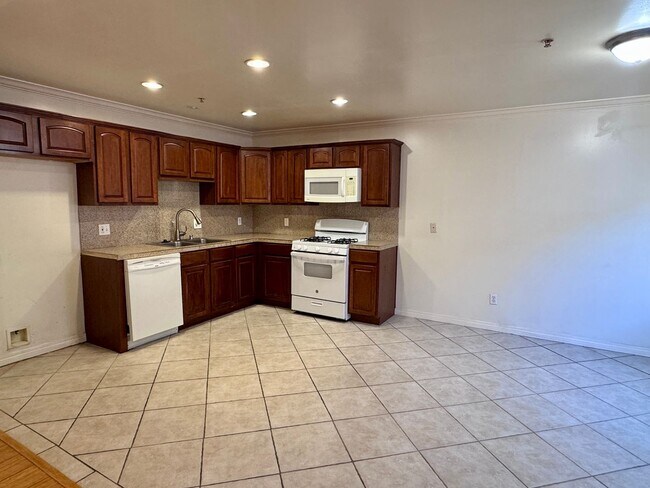 Building Photo - 3 Bedroom 2 Bath Penthouse condo in Van Nuys