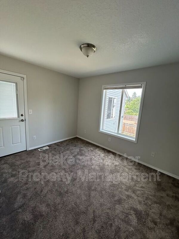 Building Photo - 5609 SE 117th Ave