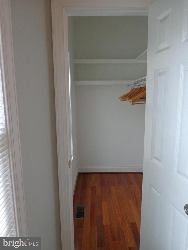 Building Photo - 5590 Old Farm Ln