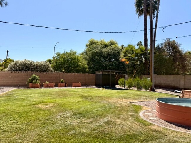 Building Photo - Updated Central Phoenix 3 bed, 2 bath with open layout, stainless steel appliances, and large irr...