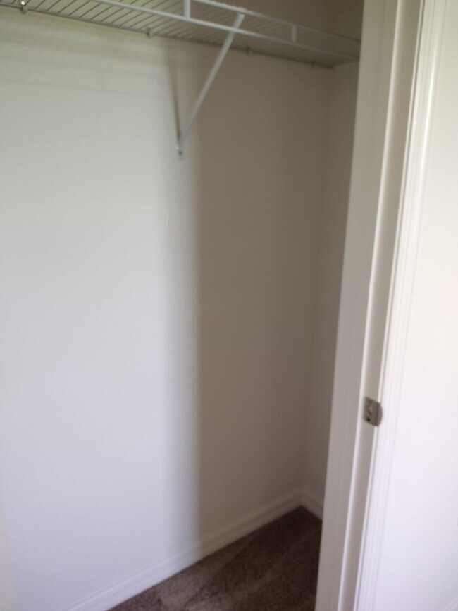 Building Photo - Beautiful 4 bedroom 2.5 Bathroom House For...