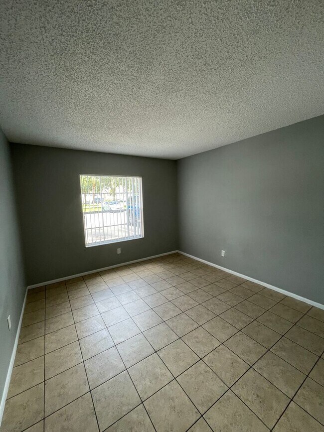 Building Photo - 2/2 Ground Floor Condo in Bristol Bay in S...