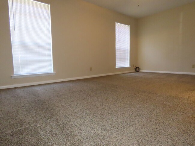 Building Photo - South Tyler! Spacious 3 Bedroom, 2 Bath Du...