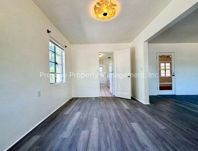 Building Photo - Spacious With Vintage Charm- 2/1 Centrally Located and Waiting For You!