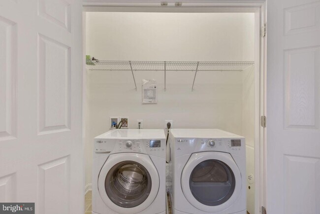 Building Photo - 43881 Centergate Dr