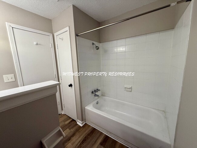Building Photo - 2 Bedroom Duplex w/ Garage