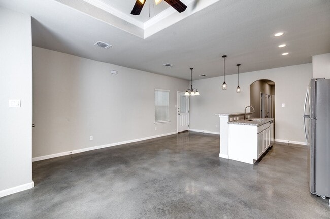 Building Photo - 926 Country Club Dr