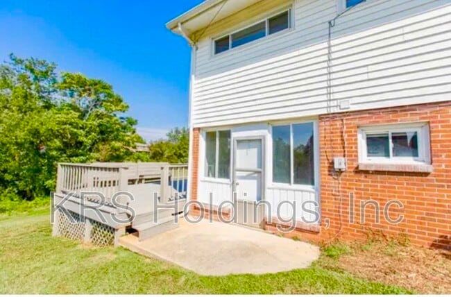 Building Photo - 103 Middleboro Pl