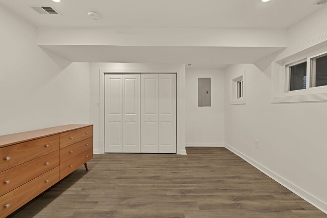 Building Photo - Bright and Spacious Terrace Level 2br in Mt. Pleasant!