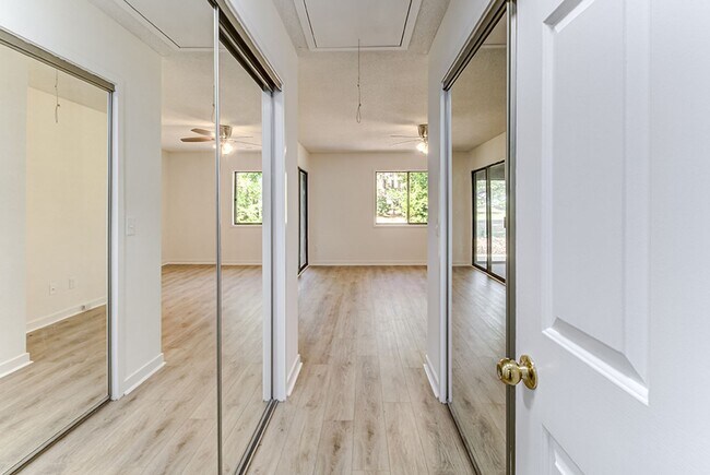 Building Photo - Lovely Town Home in Inland Greens