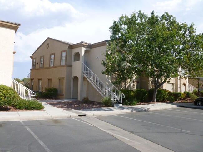 Building Photo - 3400 Cabana Dr