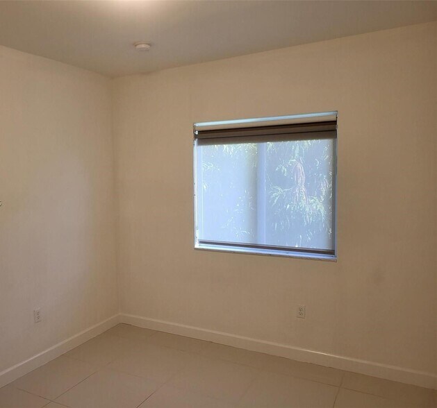 Building Photo - 1027 SW 11th Ave