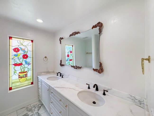 Building Photo - Gorgeous 2B+Office/2BA Townhouse w/ Golf C...