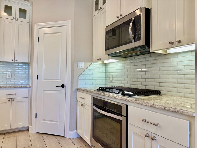 Building Photo - House For Rent