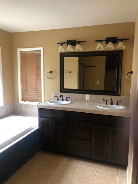 Building Photo - 310 SE Dilke St