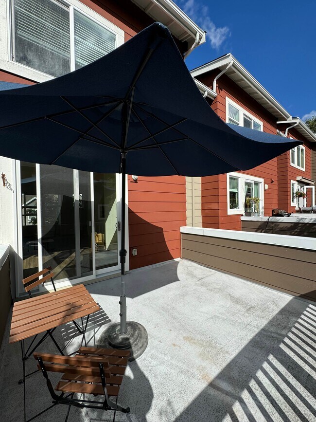 Building Photo - 2455 NE Park Dr