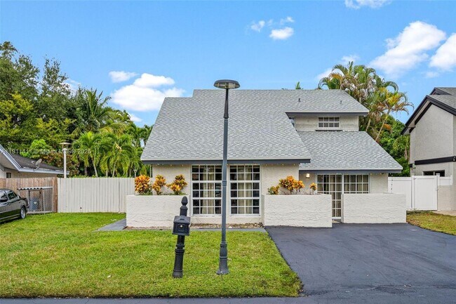 Building Photo - 8351 SW 39th Ct
