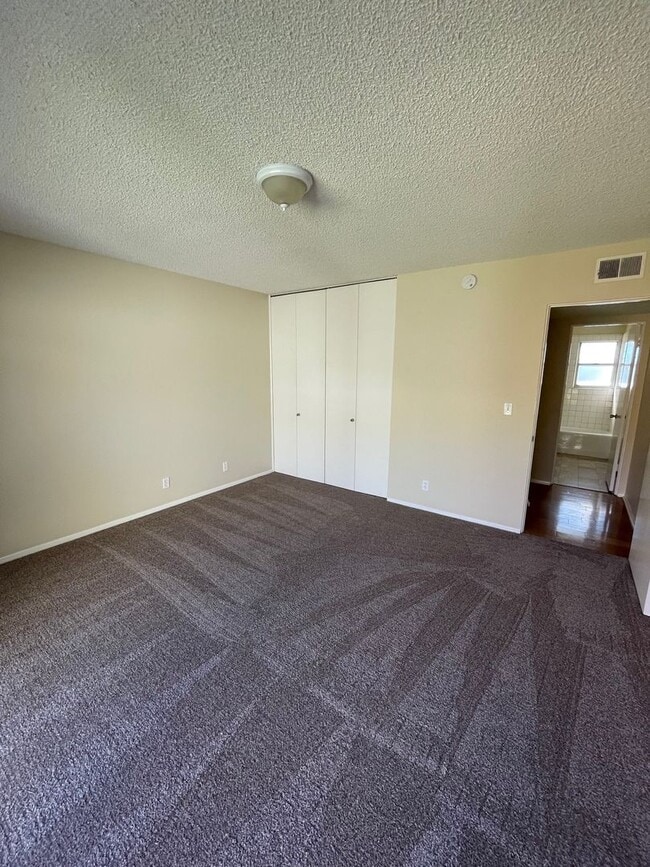 Building Photo - Great location in Camarillo - Las Posas Garden