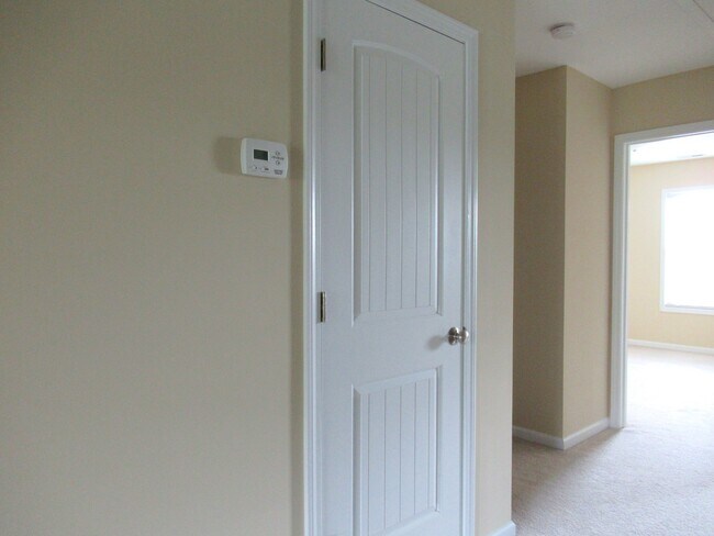 Building Photo - Three Bedroom Townhome in Richlands Close to Everything!!