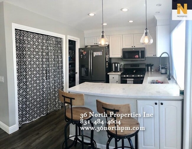 Primary Photo - Remodeled 3 bed/2 bath Sunny Creekside Con...