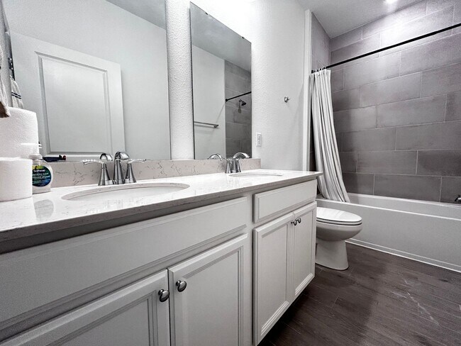 Building Photo - Modern Newer Build 3 Bed 2.5 Bath. Garage. Patio. In-Unit Laundry. Internet and Lawn Care Included!