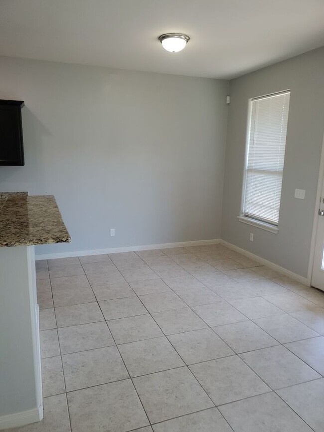 Building Photo - 4 bedrooms/2.5 bath over 2,000 square feet