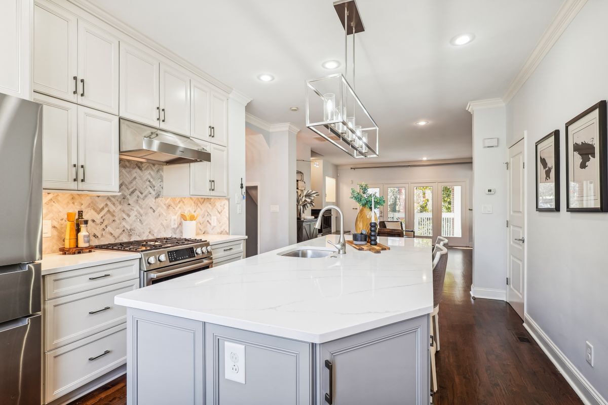 Building Photo - 337 W 7th St