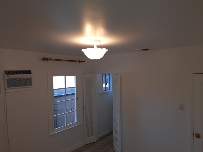 Building Photo - 223 S Carson Rd