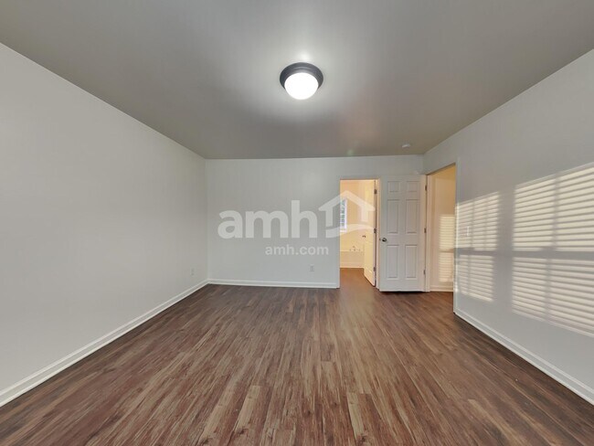 Building Photo - 606 3 Oaks Dr