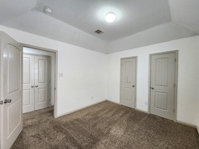 Building Photo - 4515 Greenleaf Dr
