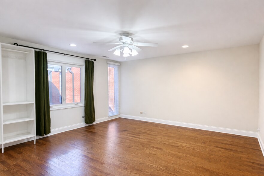 Building Photo - 805 W Wolfram St