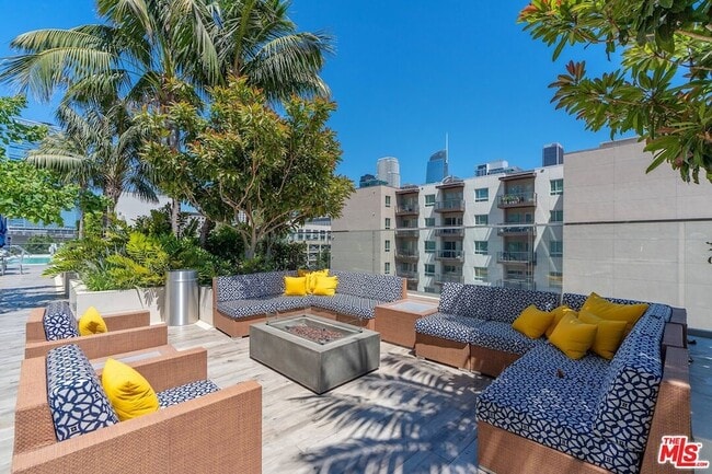 Building Photo - 1050 S Grand Ave