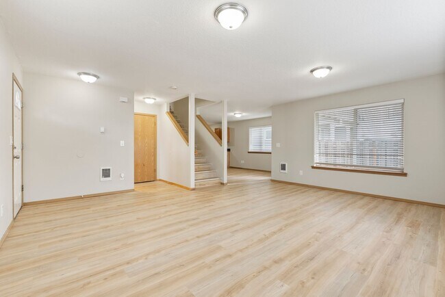 Building Photo - 5Bed/2.5 Bath House available