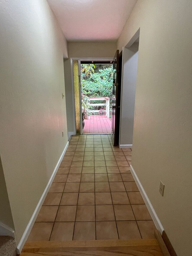 Building Photo - 4 bed, 3 bath split-level home in a private, forested setting (Bayside)