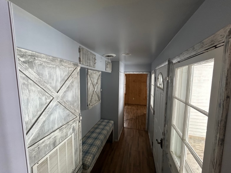 Building Photo - 102 S Main St