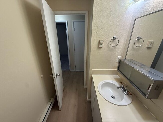 Building Photo - Very nice 2 bedroom 1 bath 4-plex unit in ...