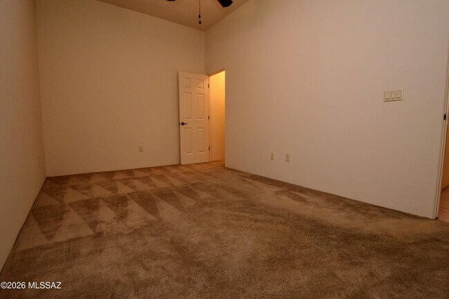 Building Photo - 334 E Cedarvale Rd