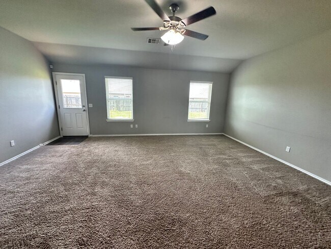 Building Photo - 3 bed 2 bath in Mustang- Move in Special!