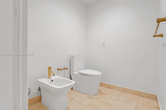 Building Photo - 725 Crandon Blvd