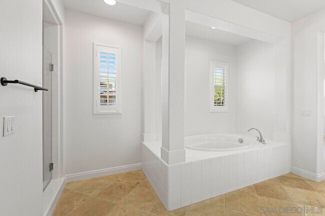 Building Photo - 6338 Huntington Dr