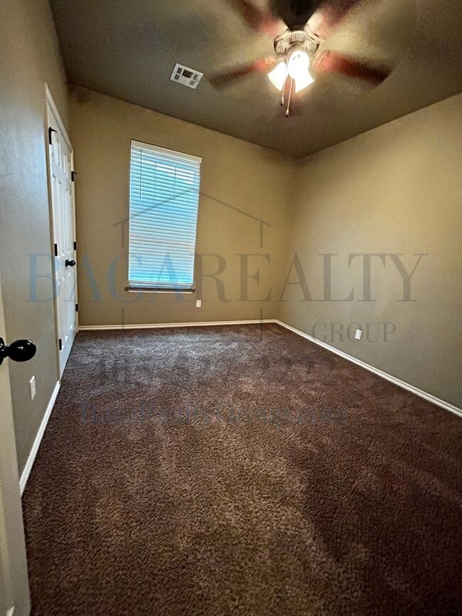 Building Photo - 3BR 2BA duplex with 2 car garage!!