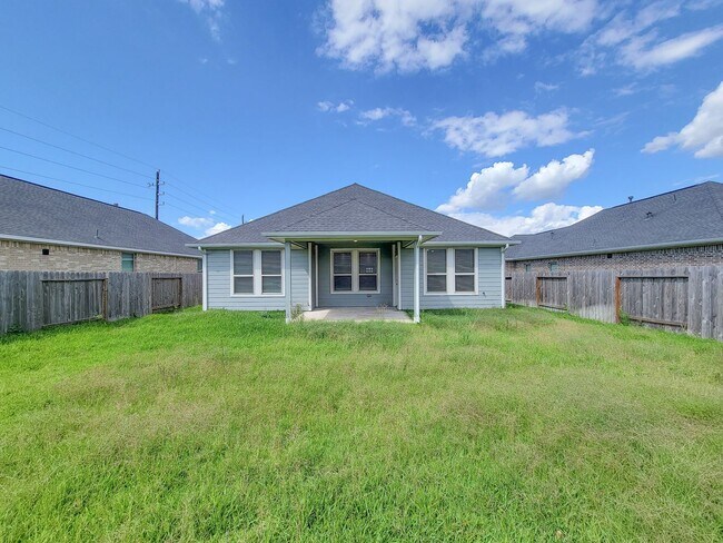 Building Photo - Quiet Cul De Sac! Tray Ceiling in Family & Primary suite. Wood Like Tile, Modern Gray Walls, Grea...