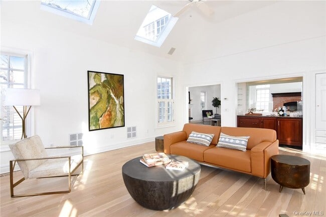 Building Photo - 10 Castle Rd