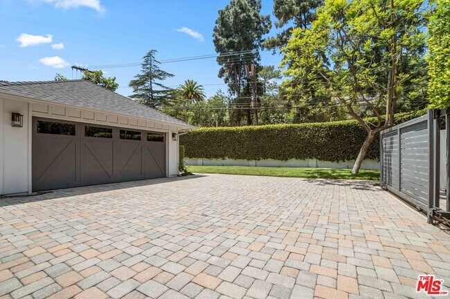 Building Photo - 2701 Roscomare Rd