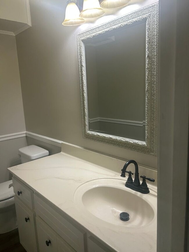 Building Photo - Cozy townhouse