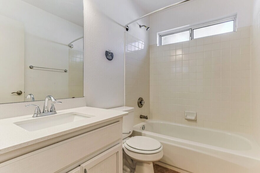 Building Photo - 1247 E Cindy St