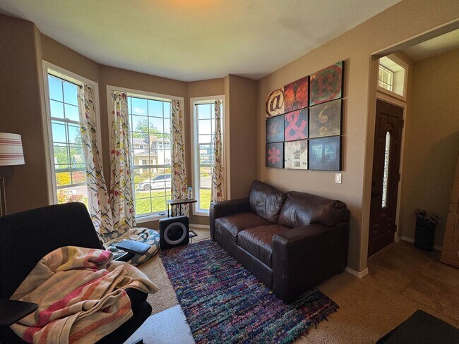 Building Photo - 3 Bedroom, 3 Bathroom House - Walking distance to the beach