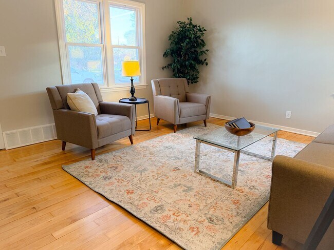 Building Photo - For rent or Sale - 3 bedroom 1 bath house - Updated throughout