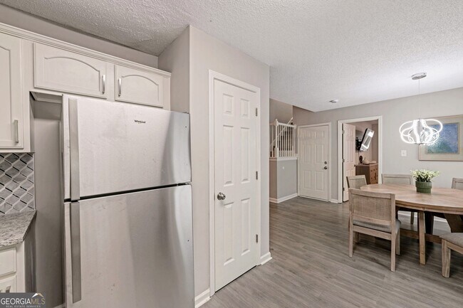 Building Photo - 6839 Sandy Creek Dr